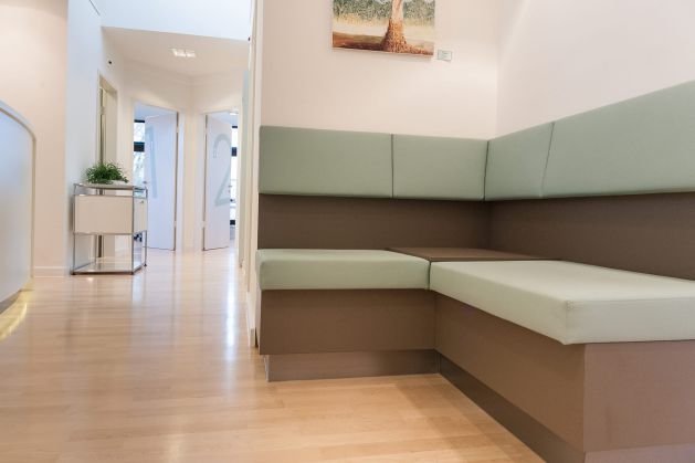 Sitzbank_mintgrün_Wartebereich