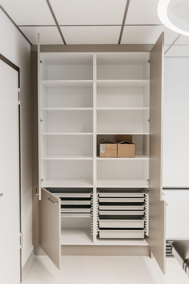 Einbauschrank_Schubladen_geöffnet